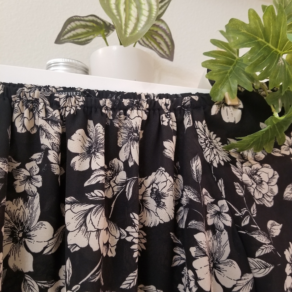 SALE❗️4 for $20 Beautiful Floral off-shoulder crop top - Picture 8 of 9
